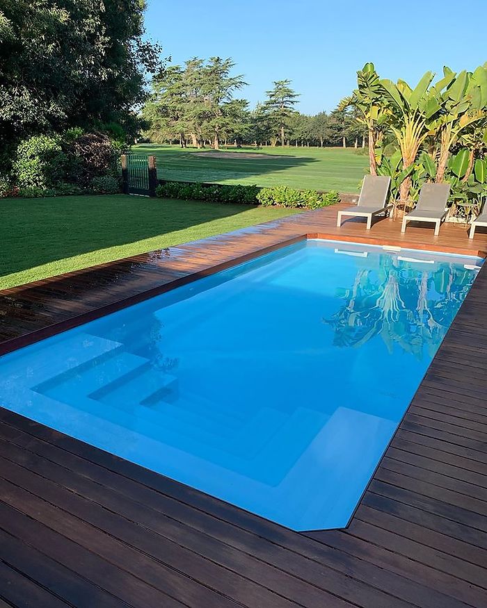 Instal.lació d'una piscina de polièster a la Costa Brava 