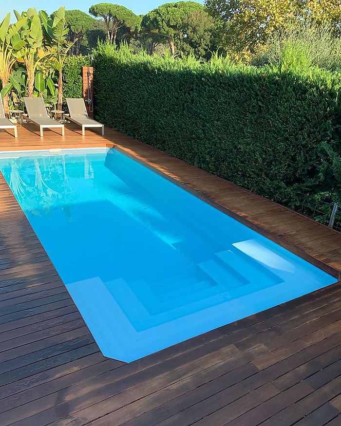 Instal.lació d'una piscina de polièster a la Costa Brava 