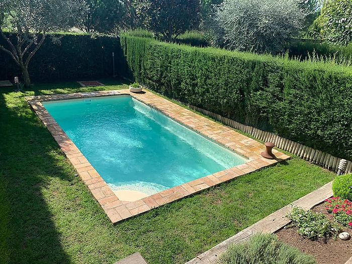 Instal.lació d'una piscina de polièster al Baix Empordà