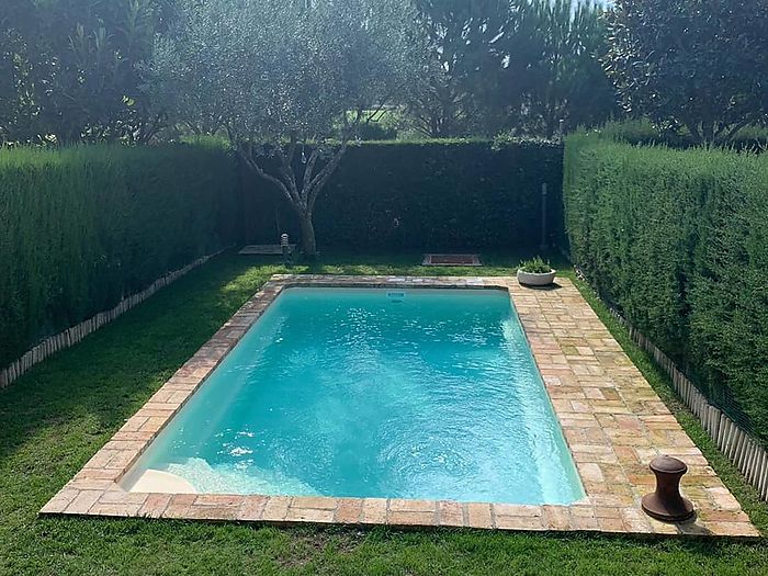 Instalación de una piscina de poliéster  en el  Baix Empordà