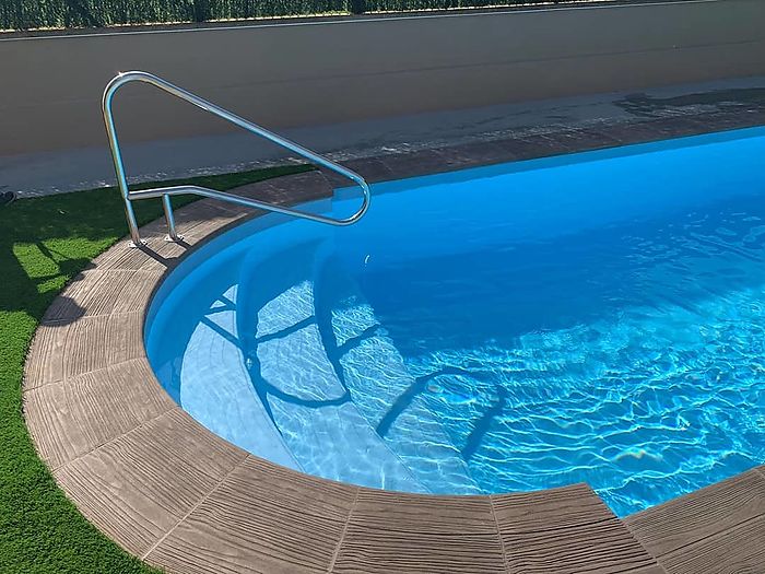 Instalación de una piscina de poliéster  en la provincia de Girona