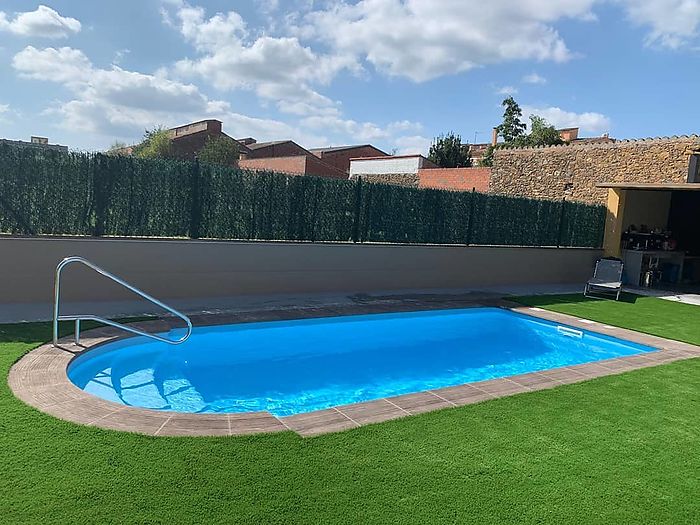 Instalación de una piscina de poliéster  en la provincia de Girona