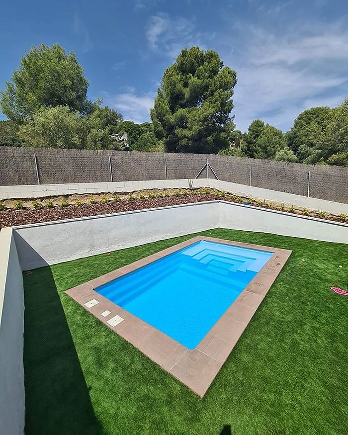 Instalación de una piscina de poliéster  en el Gironés