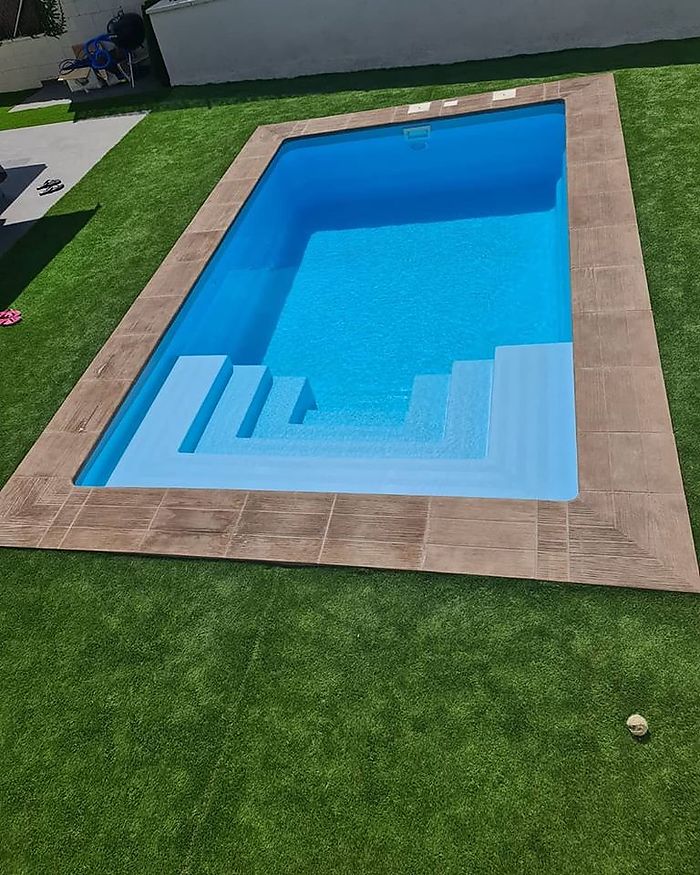 Instalación de una piscina de poliéster  en el Gironés